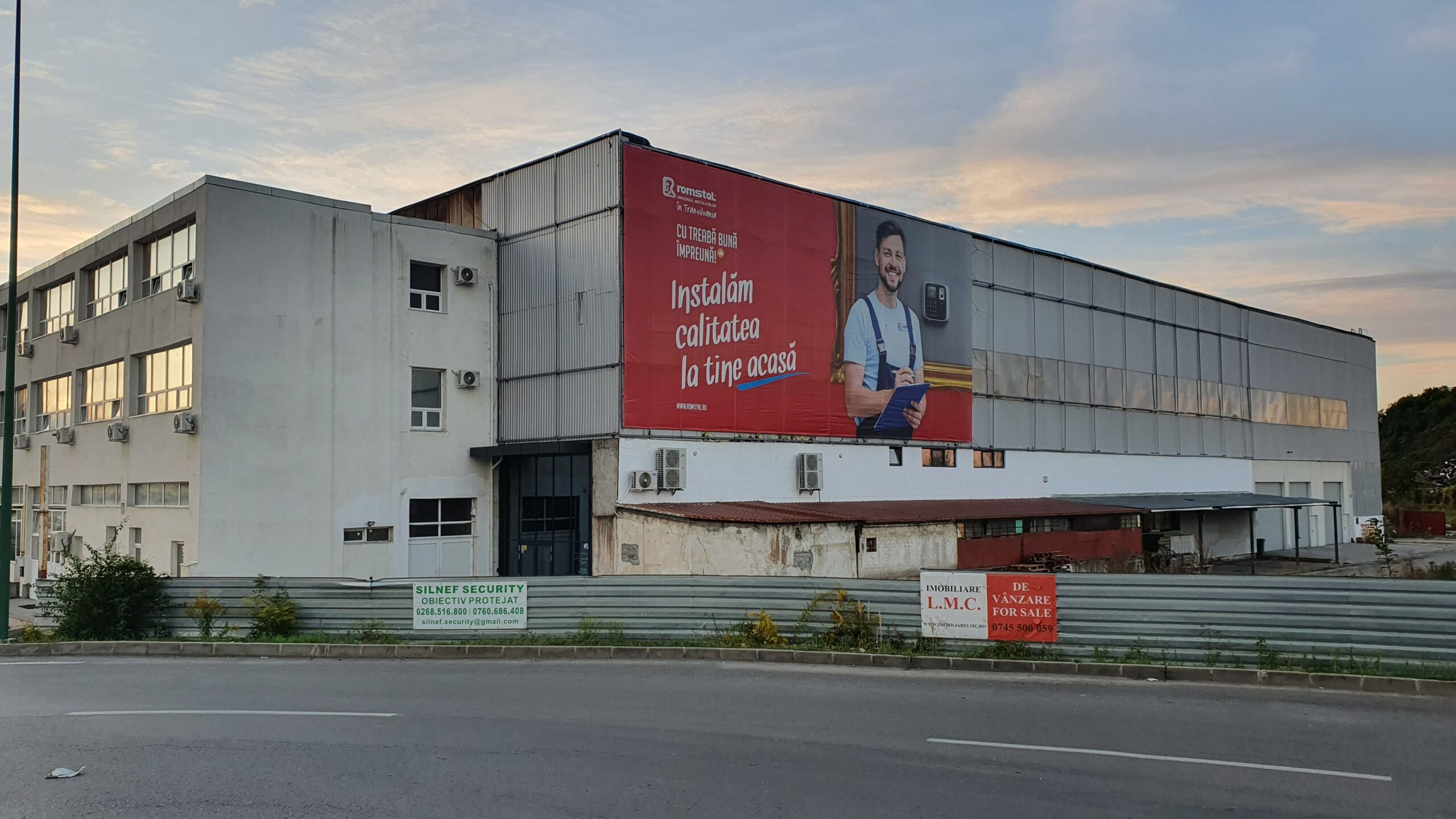 Vedere clădire din sensul giratoriu